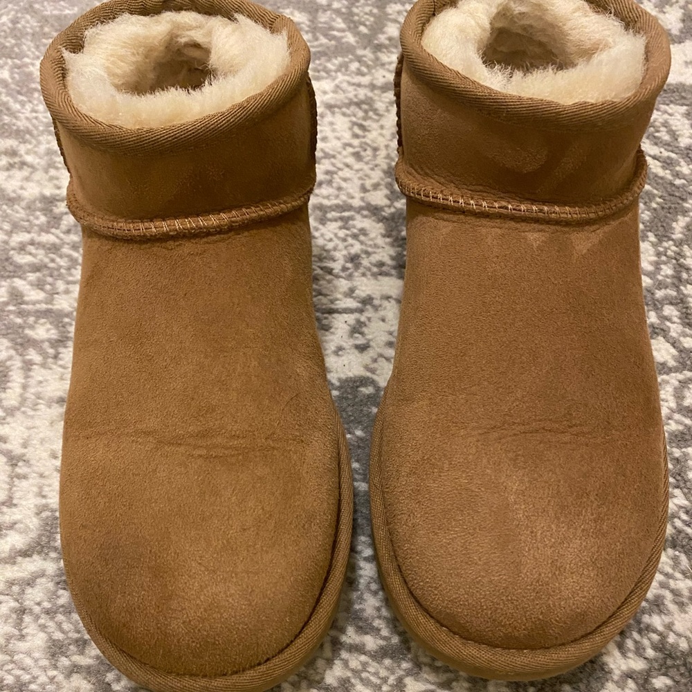 Ugg Ultra Mini Chestnut 7, like new!